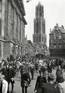 97628 Afbeelding van de een muziekkorps op de Stadhuisbrug te Utrecht tijdens de intocht van de militairen van het 49th ...